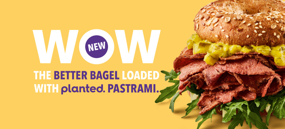 Better Bagel with planted. Pastrami, arugula and mustard cream in a sesame bun – vegan treat at Hans im Glück.