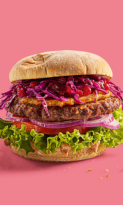 SANTA KRAUT: Burger mit saftigem Rindfleisch, knusprigem Kartoffelrösti, winterlichem Rotkrautsalat & weihnachtlicher HANS IM GLÜCK Soße mit einem Hauch Zimt.