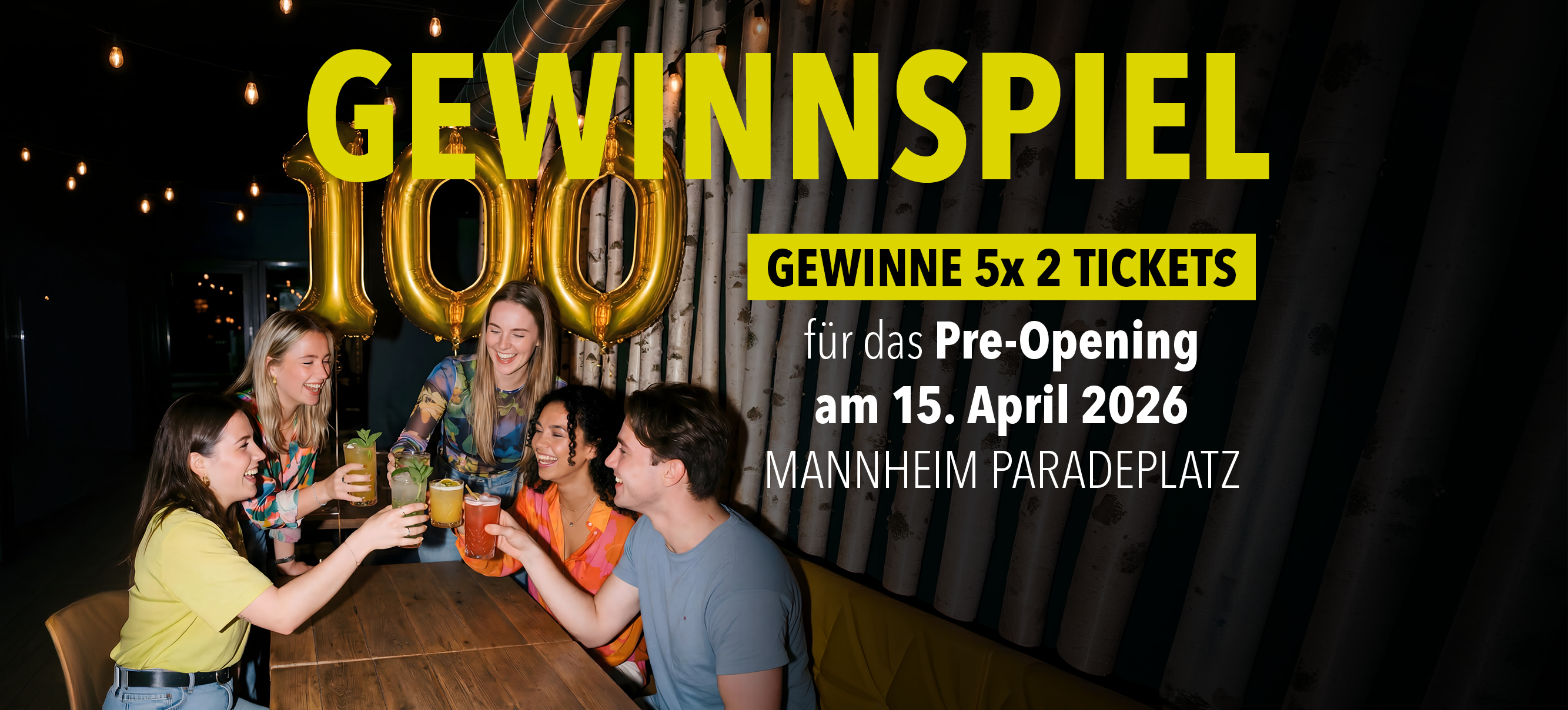 Fünf junge Erwachsene stoßen in einer Bar mit Cocktails an, darüber Hinweis auf ein Gewinnspiel für Tickets zum Pre-Opening am 15. April 2026 in Mannheim.