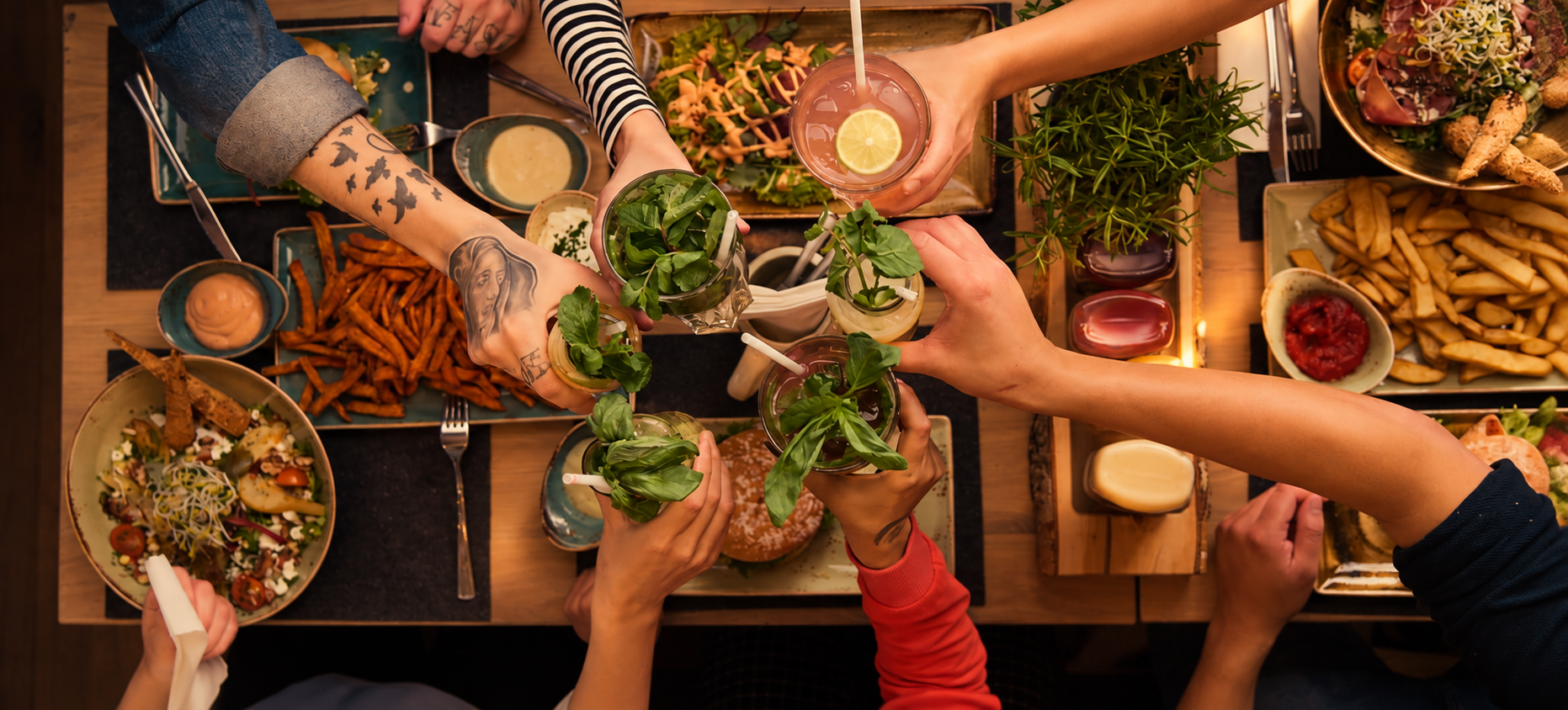 Gemeinsame Runde bei HANS IM GLÜCK mit Drinks, Fingerfood und Speisen