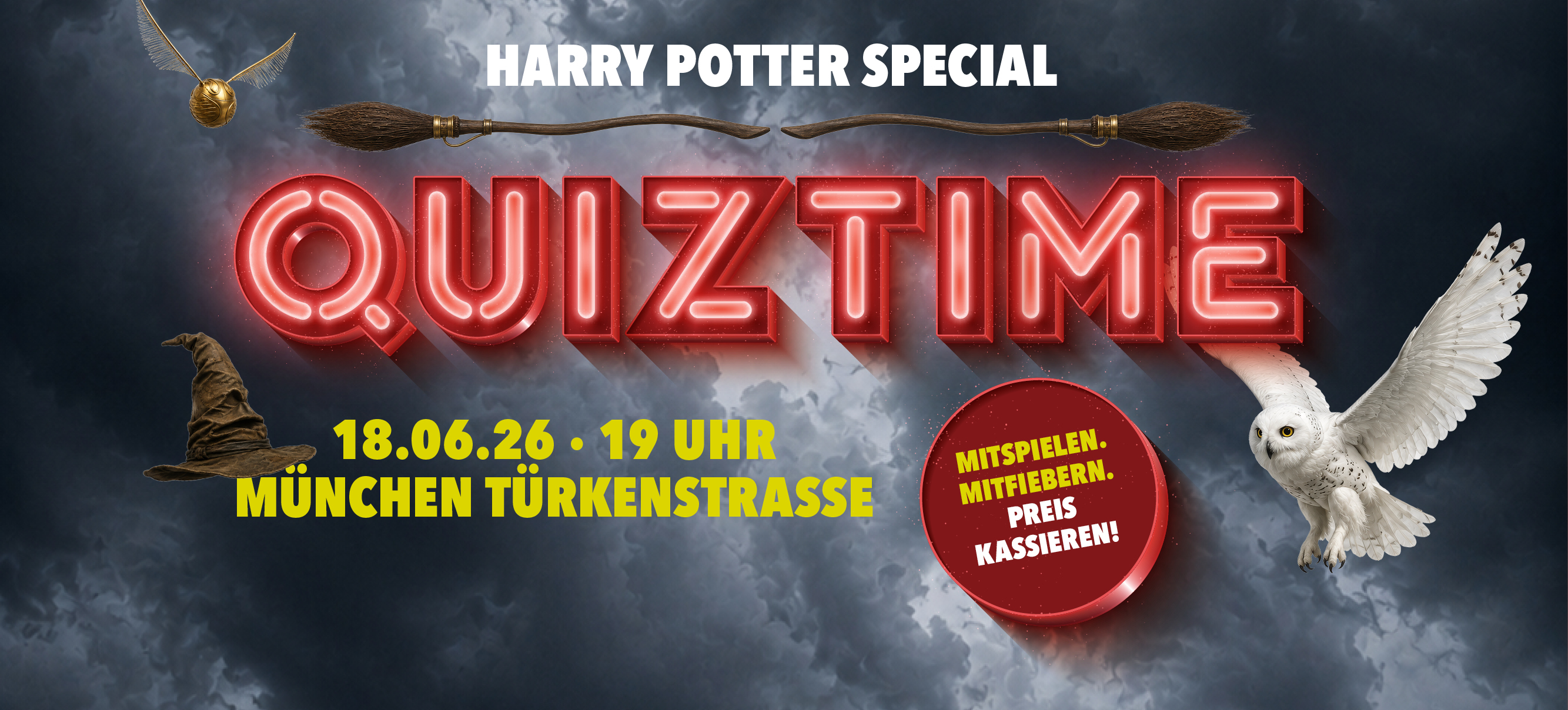 Veranstaltungsbanner für ein Harry-Potter-inspiriertes Quiz-Event bei HANS IM GLÜCK. Vor einem dunklen, magischen Wolkenhintergrund sind ein fliegender goldener Ball mit Flügeln, zwei Besen, ein Zauberhut und eine weiße Eule dargestellt. Zentral leuchtet der Schriftzug „Quiztime“, ergänzt durch die Informationen „18.06.26 · 19 Uhr“ und „München Türkenstraße“. Ein rotes Aktionsfeld wirbt mit „Mitspielen. Mitfiebern. Preis kassieren!“.